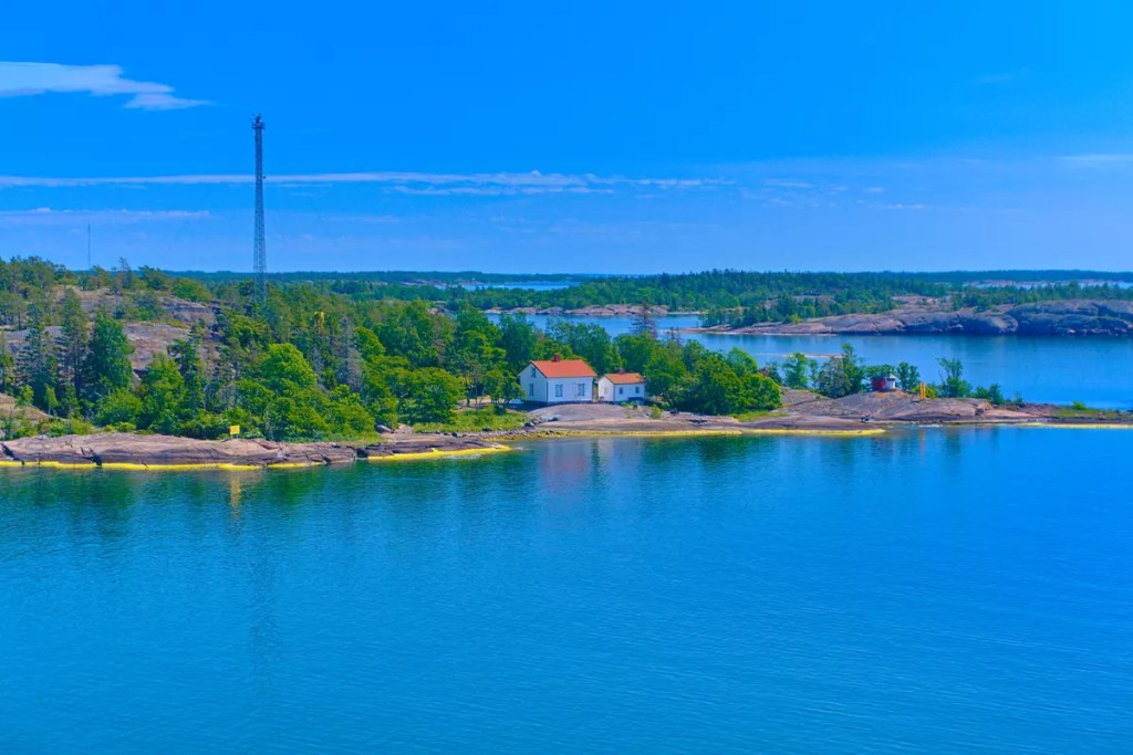 Sailing past the Turku archipelago