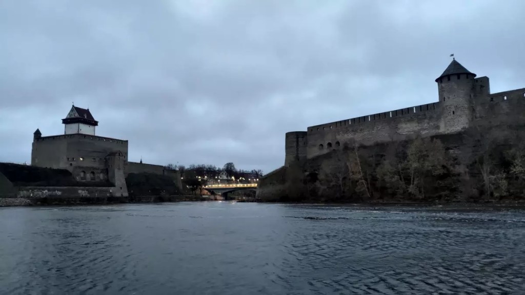 The view of the castles from Narva Joaoru